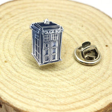Load image into Gallery viewer, Dr Who police phone box tardis brooch pin
